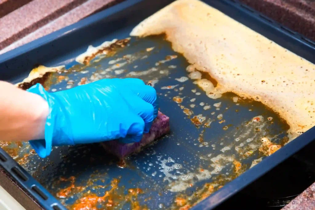 Application de bicarbonate pour nettoyer un four facilement