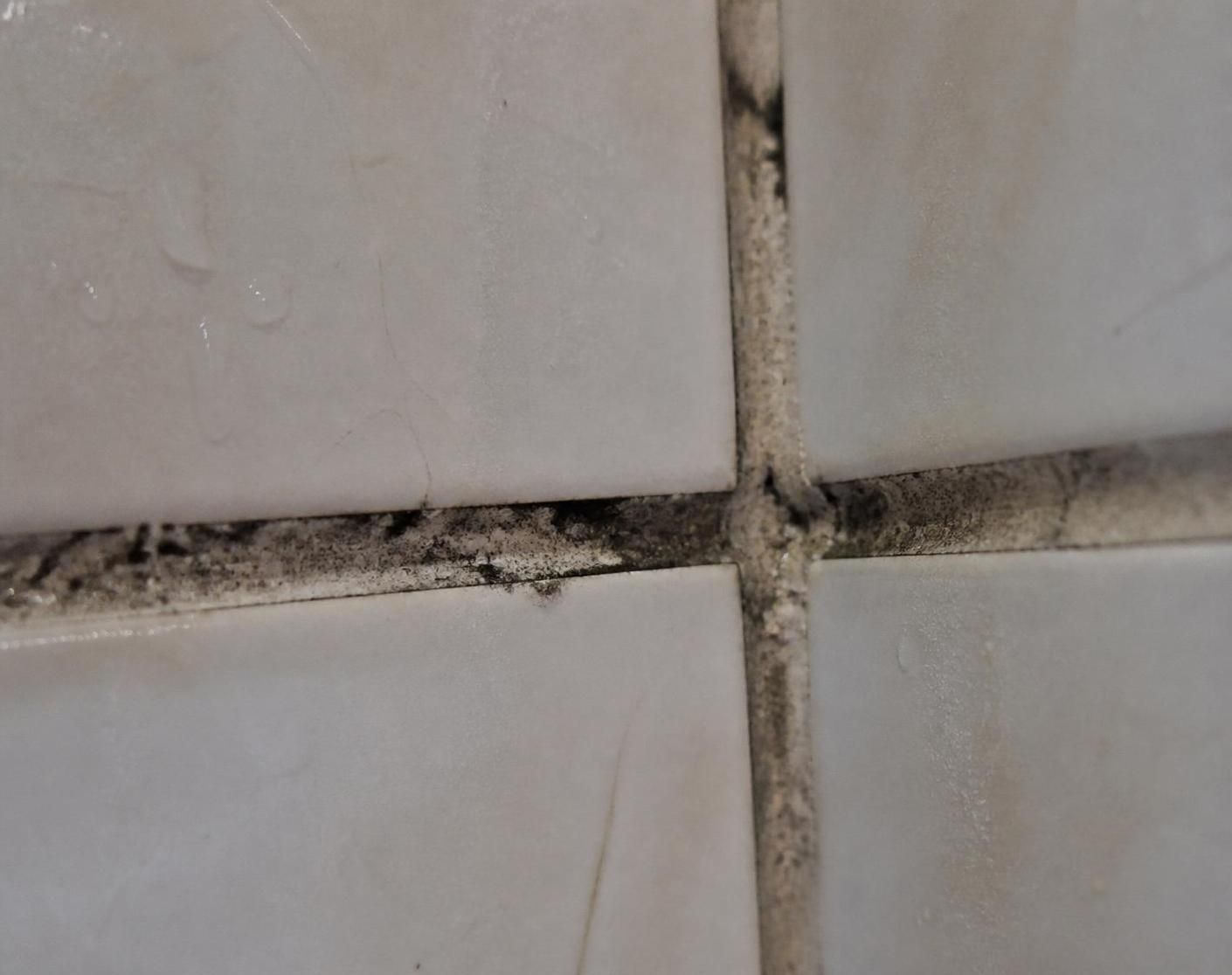 découvrez des astuces efficaces pour nettoyer et blanchir vos joints de carrelage noircis rapidement et facilement.